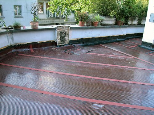 Flachdachabdichtung mit Elastomer-Bitumen-Schweißbahnen