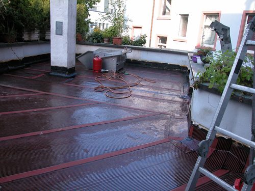 Flachdachabdichtung mit Elastomer-Bitumen-Schweißbahnen
