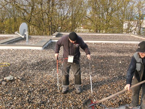 Leckortung auf einem bekiesten Flachdach