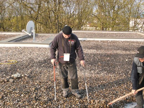 Leckortung auf einem bekiesten Flachdach
