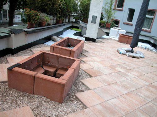 Pflanztröge auf einer Dachterrasse