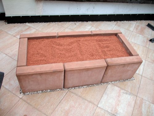 Pflanztröge auf einer Dachterrasse