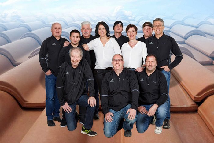 Das Team von Toni Hübner auf einem Ziegeldach