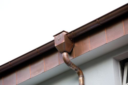 Dachrinne und Fallrohr aus Kupfer