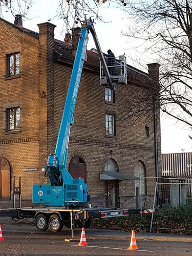 Eigener Kran mit Arbeitsbühne im Einsatz