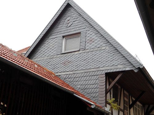 Dacheindeckung und Gaube mit Naturschiefer