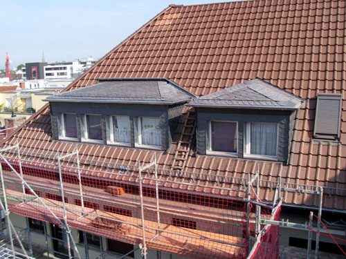 Dacheindeckung und Gaube mit Naturschiefer